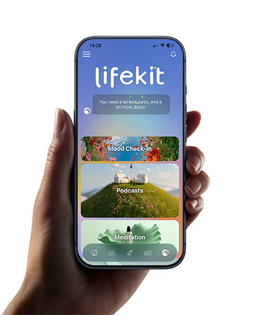 Live Translation in Messages with the user’s text message “Adriana and I will invite some friends to dinner on Sunday night. Do you want to come?“ automatically translated into Spanish